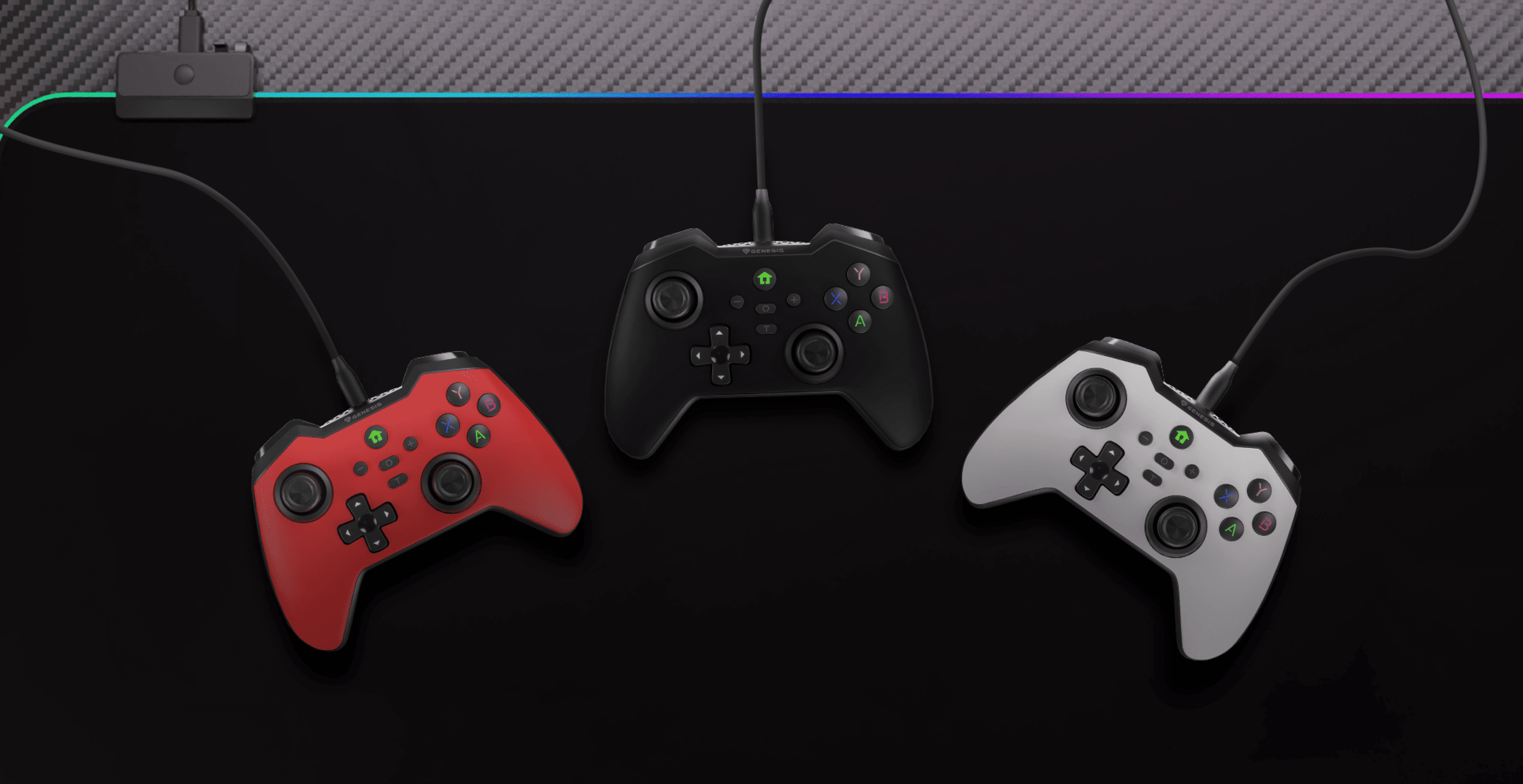Tres gamepads con cable en colores rojo, negro y blanco, diseñados para jugar en PC, Switch y móviles