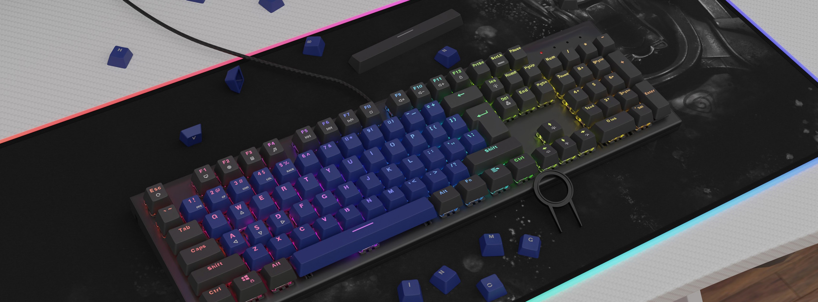 Teclado mecánico de colores con teclas azules de doble disparo y teclas azules dispersas sobre una alfombrilla de ratón para juegos