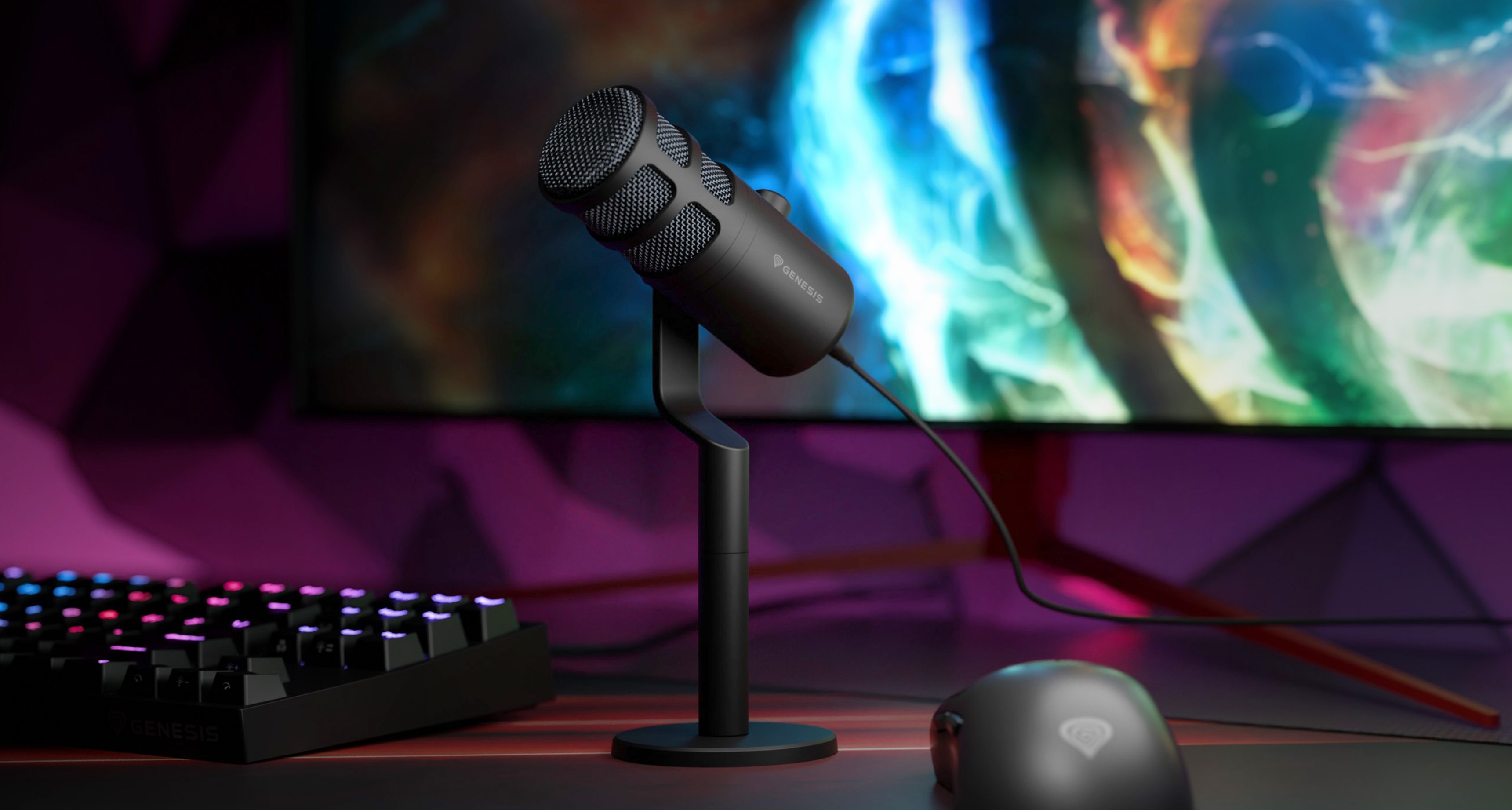 Micrófono dinámico USB en un soporte, con un fondo colorido y un teclado y ratón de juegos cerca