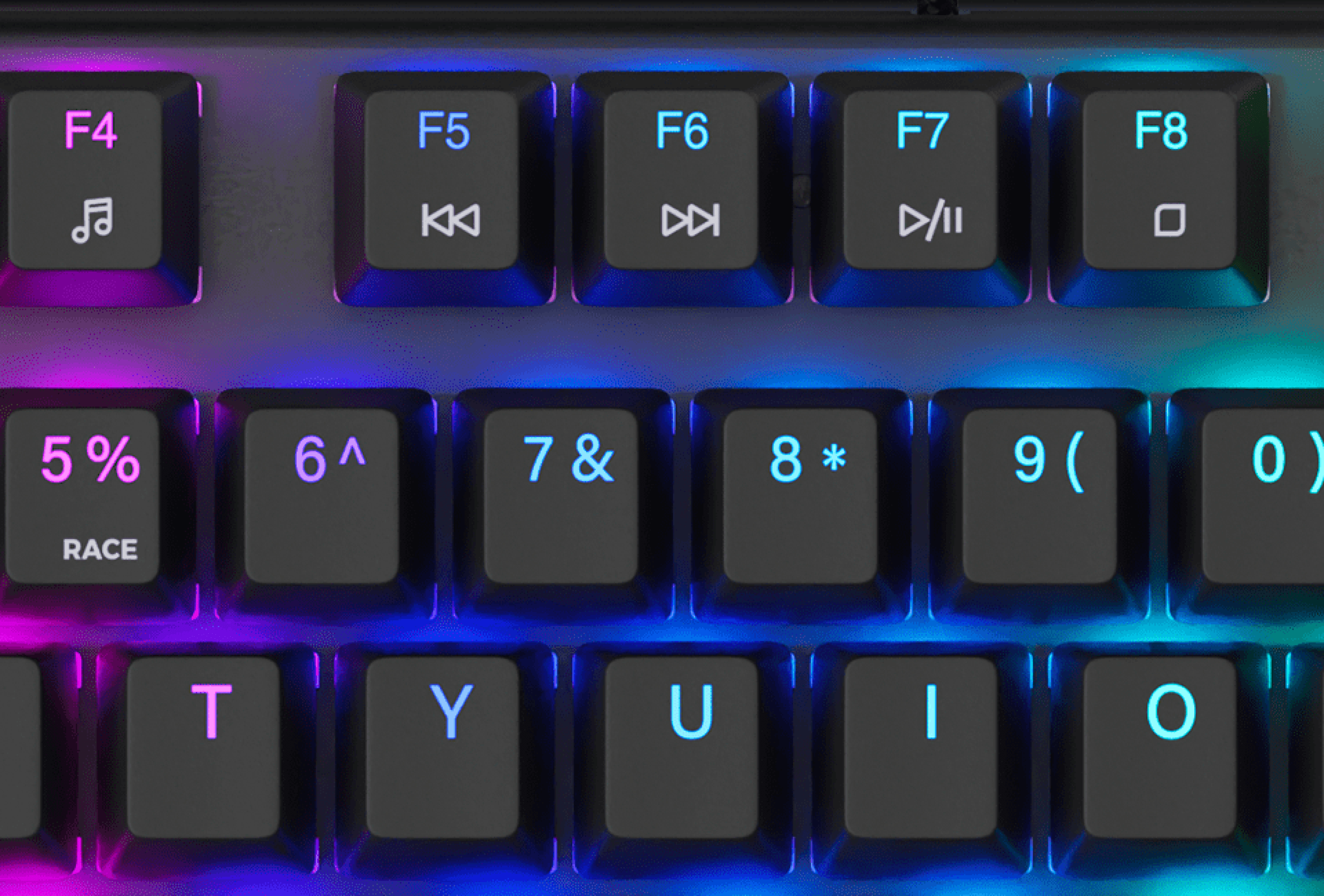 Primer plano de un teclado para juegos con retroiluminación RGB, centrado en las teclas numéricas y de función