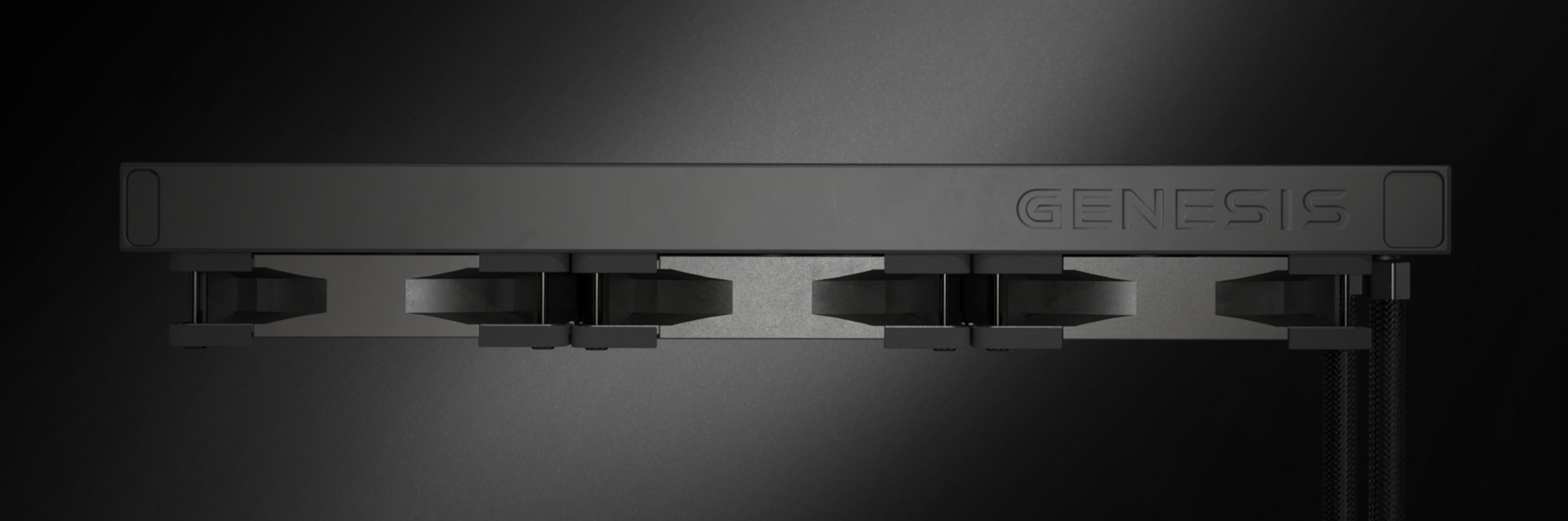 Refrigerador de agua Genesis Hydria 360 negro con tres ventiladores visibles en la parte superior. Diseño elegante que destaca sobre un fondo oscuro