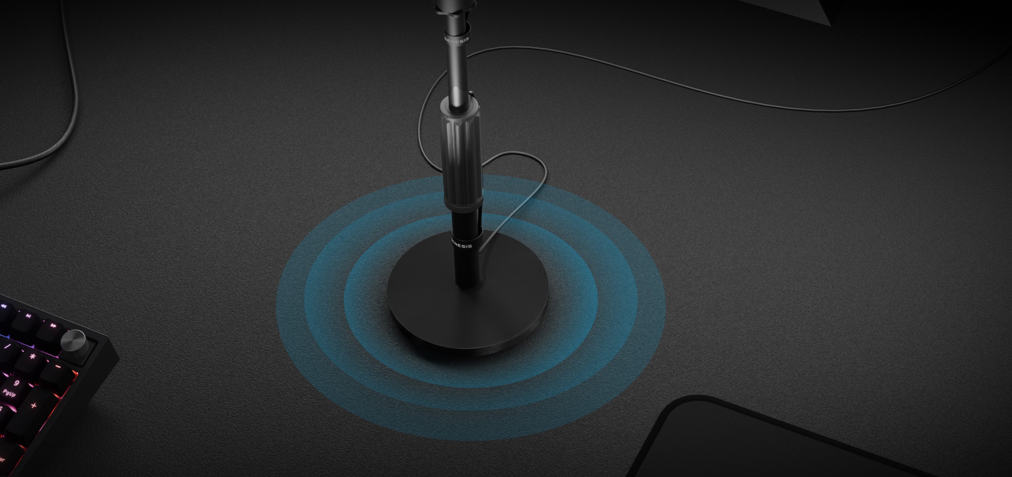 Pie de micrófono Genesis Thulium 350D sobre un escritorio con gráficos de ondas de audio, con un elegante diseño negro