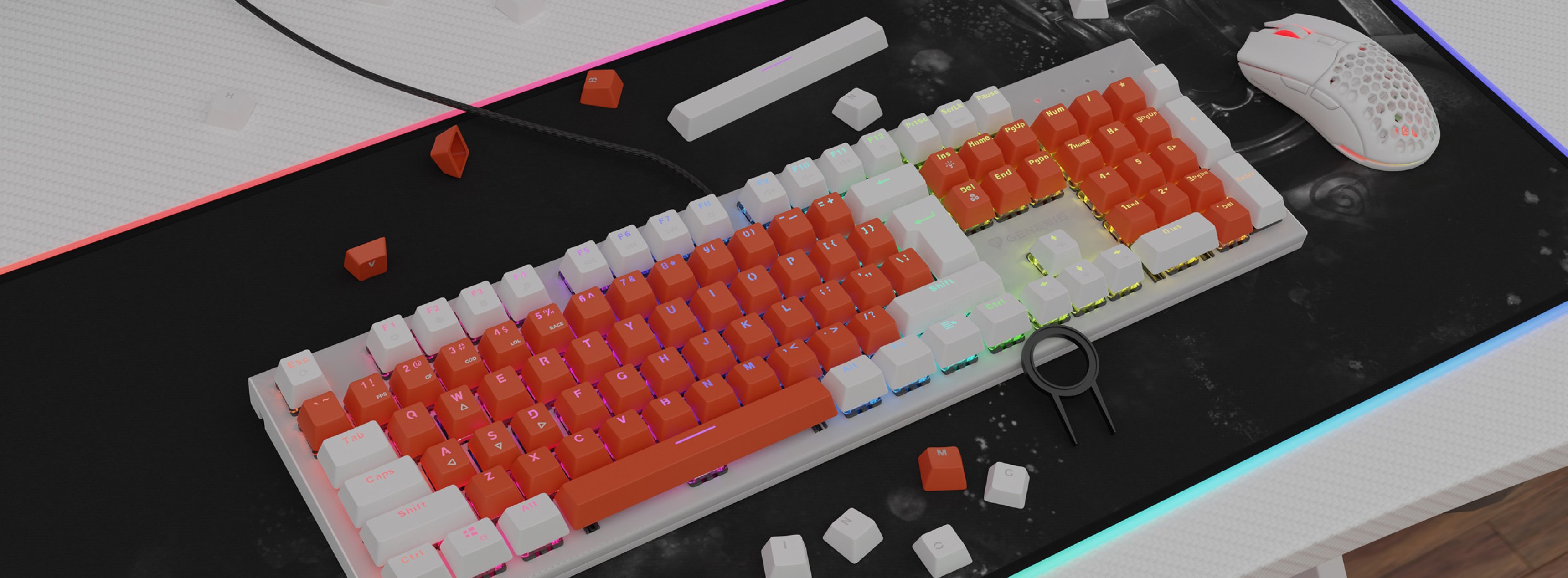 Teclados de doble disparo naranja y blanco en un teclado mecánico, con teclas dispersas y un ratón gaming blanco sobre una alfombrilla negra