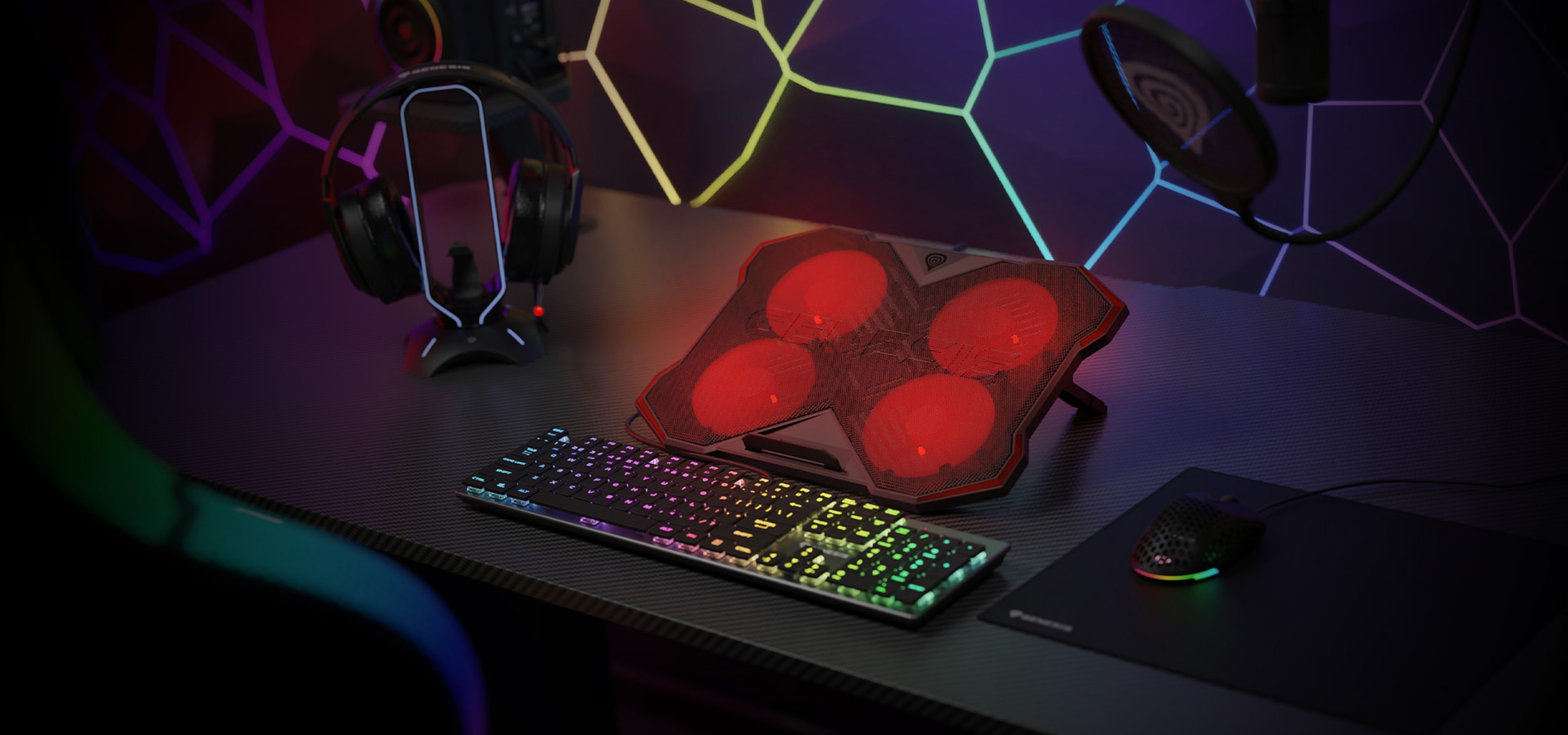 Almohadilla de refrigeración para portátiles con cuatro ventiladores rojos, iluminación RGB y dos puertos USB, mostrada en una configuración de escritorio para juegos