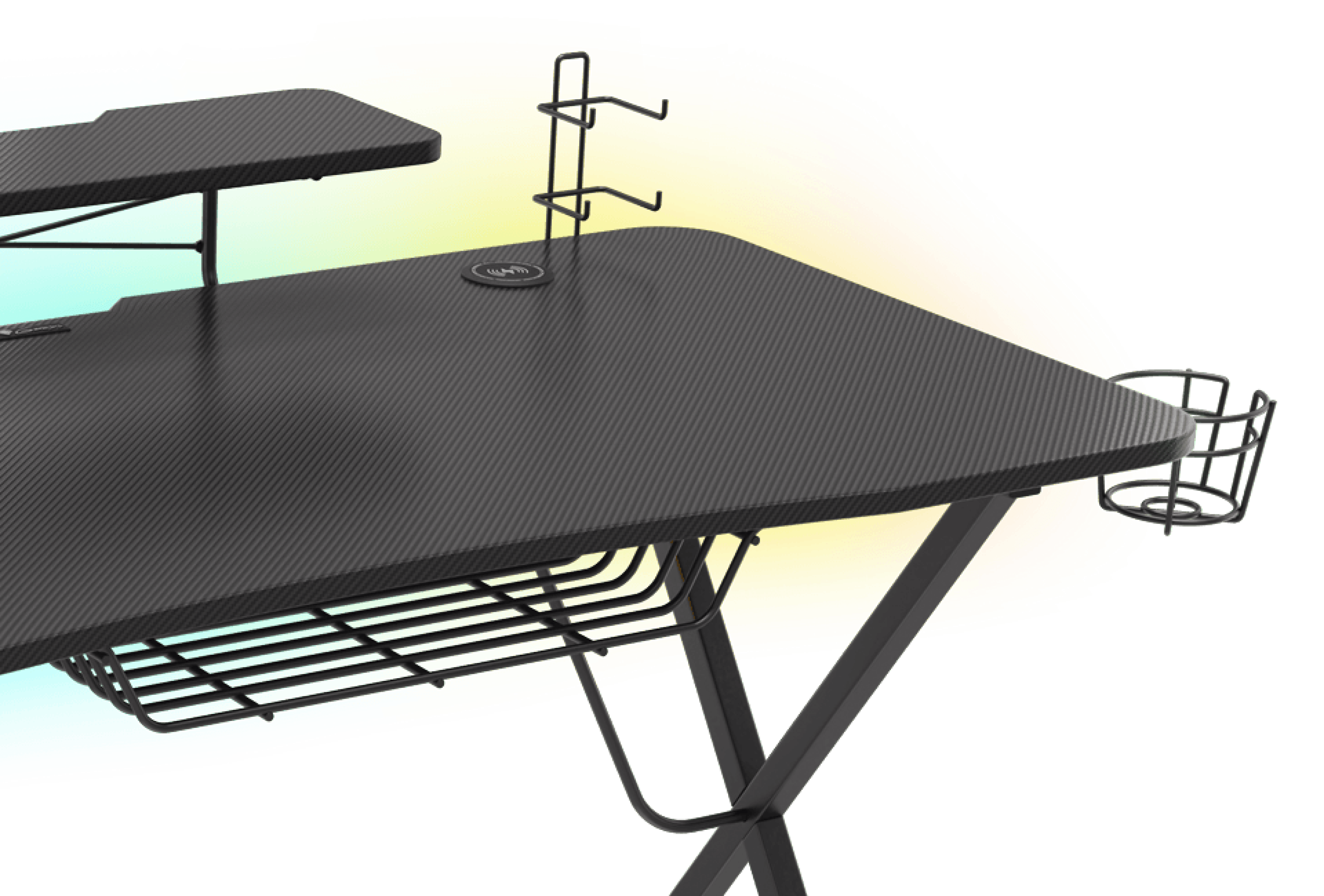 Escritorio para juegos con textura de fibra de carbono, que incluye un estante elevado, un organizador de cables y un portavasos. Gradiente de iluminación RGB en el fondo