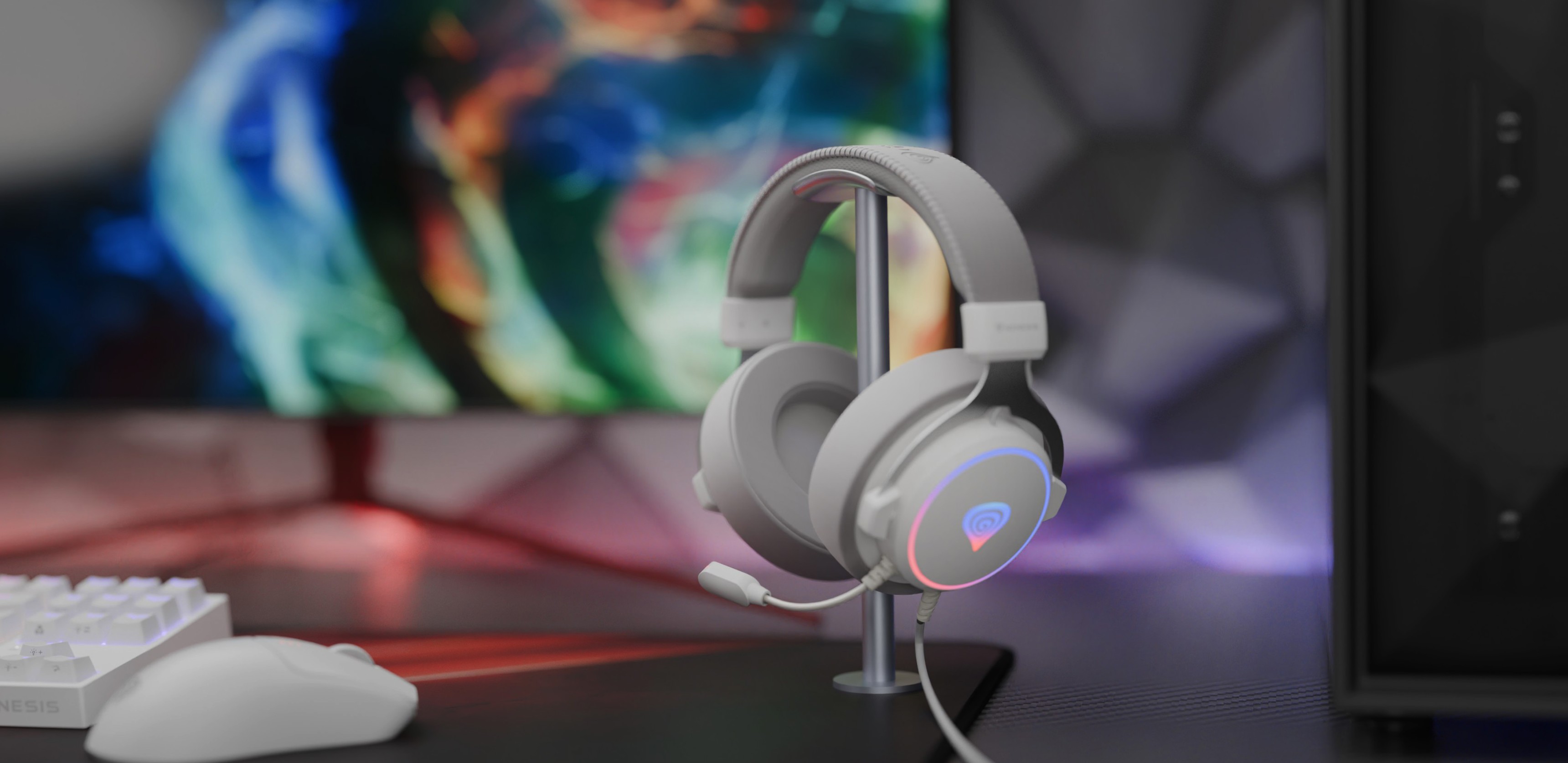 Auriculares de juego sobre la oreja blancos con iluminación RGB y un micrófono, expuestos en un soporte sobre un fondo colorido