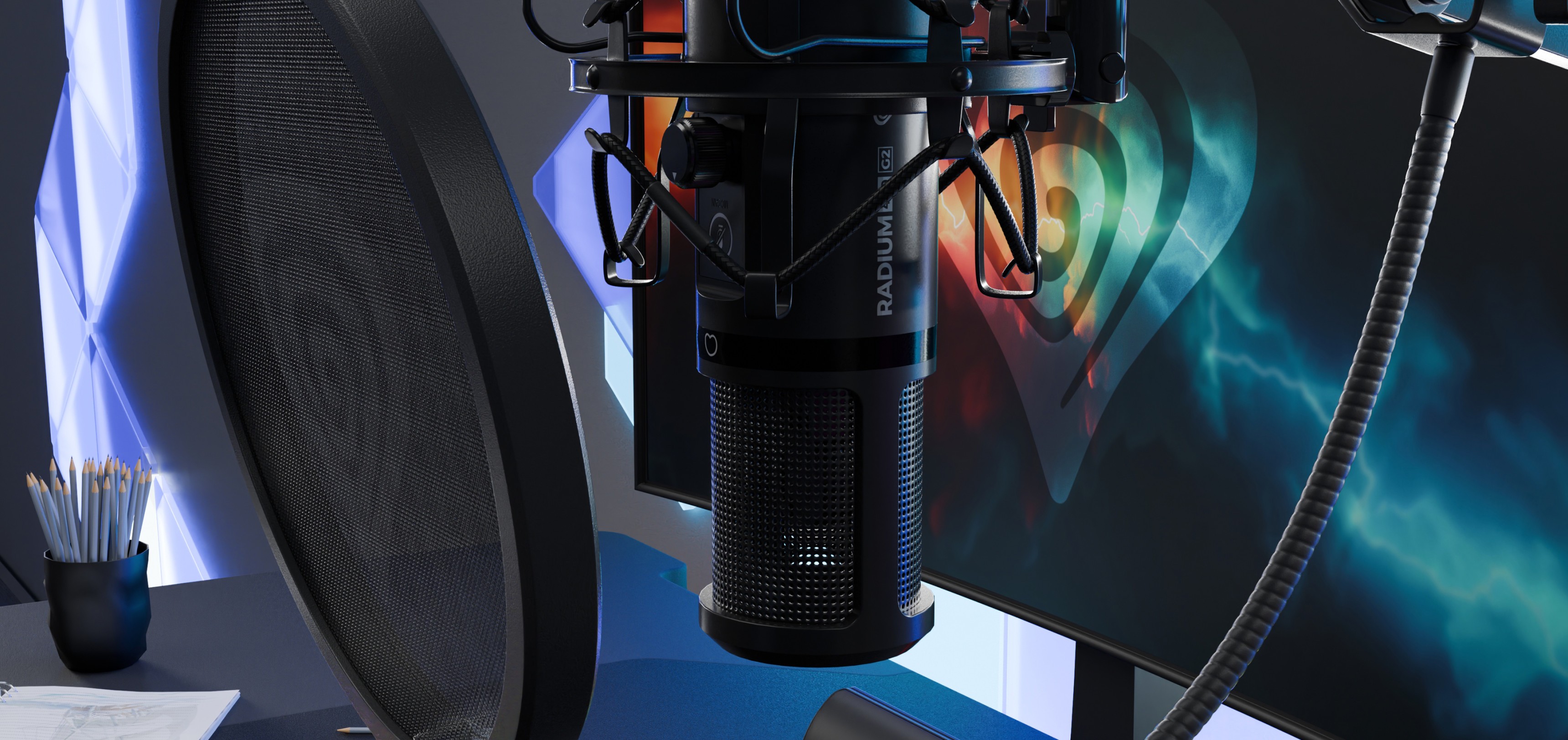 Micrófono de estudio USB con filtro antipop, colocado cerca de un monitor de ordenador y de un escritorio con material de escritorio