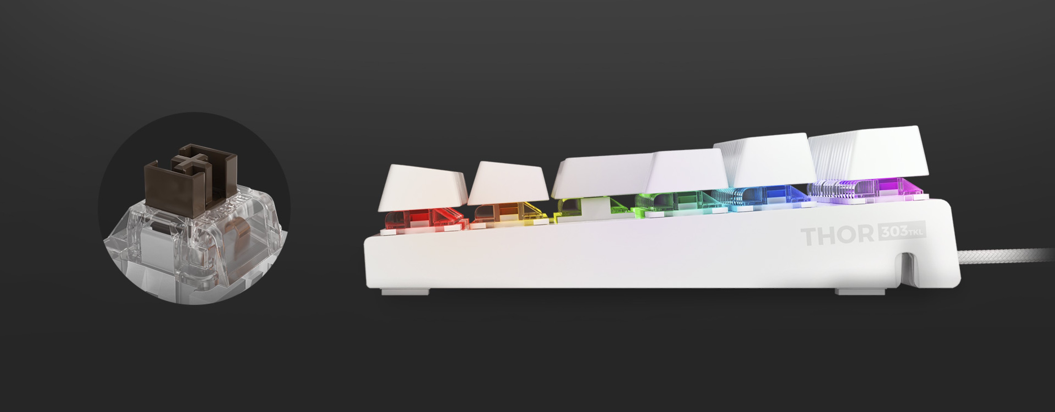 Teclado mecánico blanco para juegos con retroiluminación RGB e interruptores marrones, con un primer plano de un interruptor en el lateral