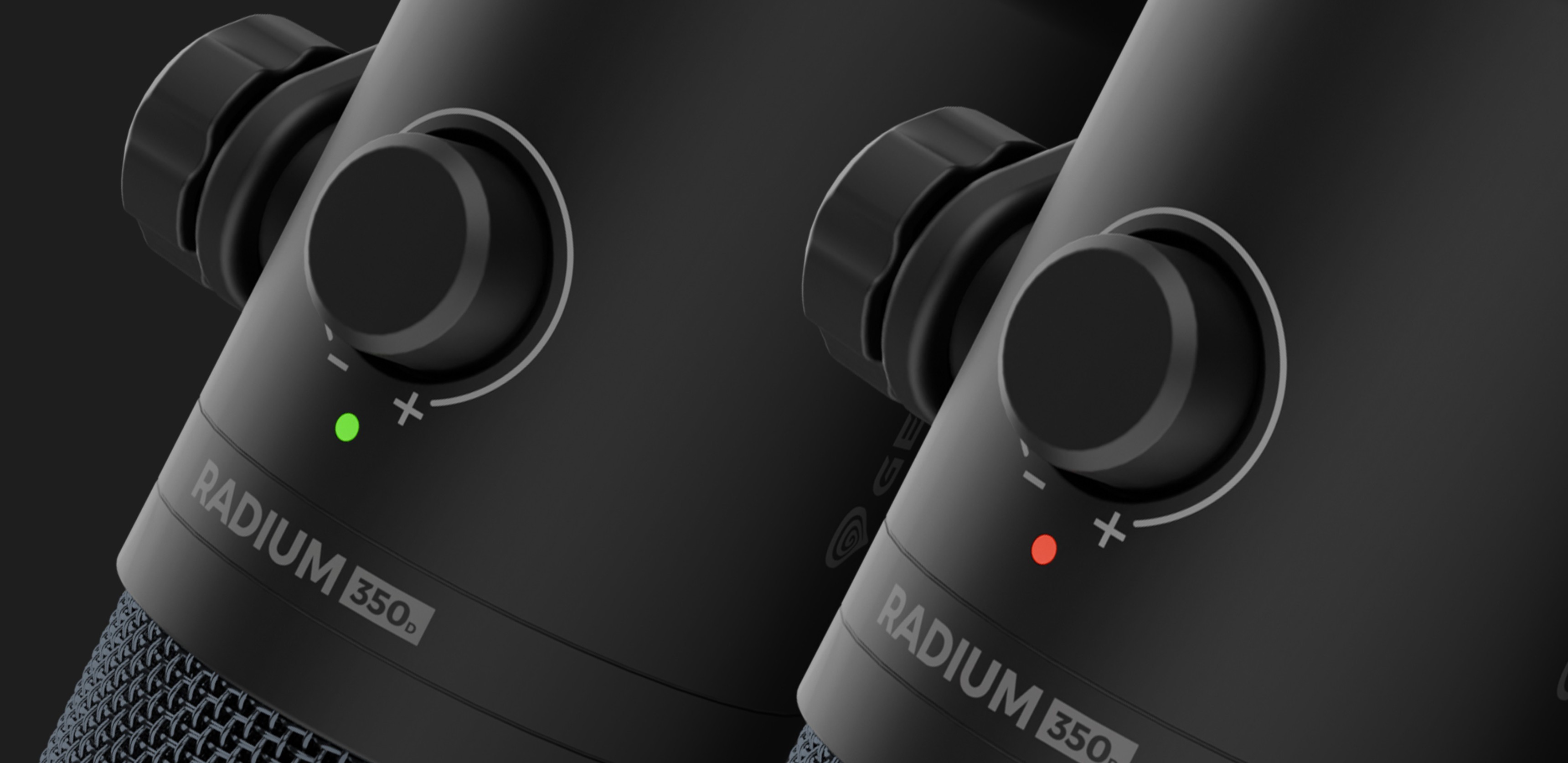 Primer plano de dos micrófonos dinámicos USB Genesis Radium 350D con mandos de control y luces indicadoras