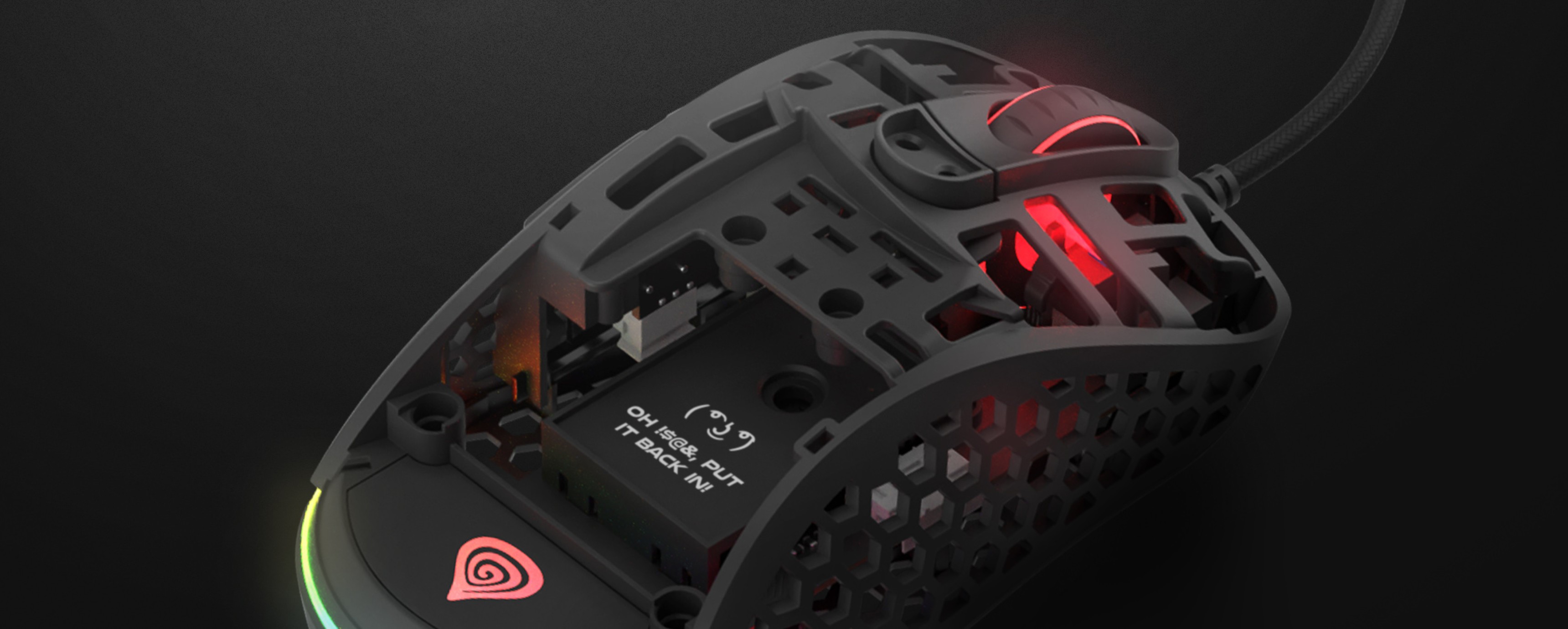 Ratón negro para juegos con un diseño ligero y perforado e iluminación RGB, con DPI ajustables hasta 16.000 y un sensor PMW3389
