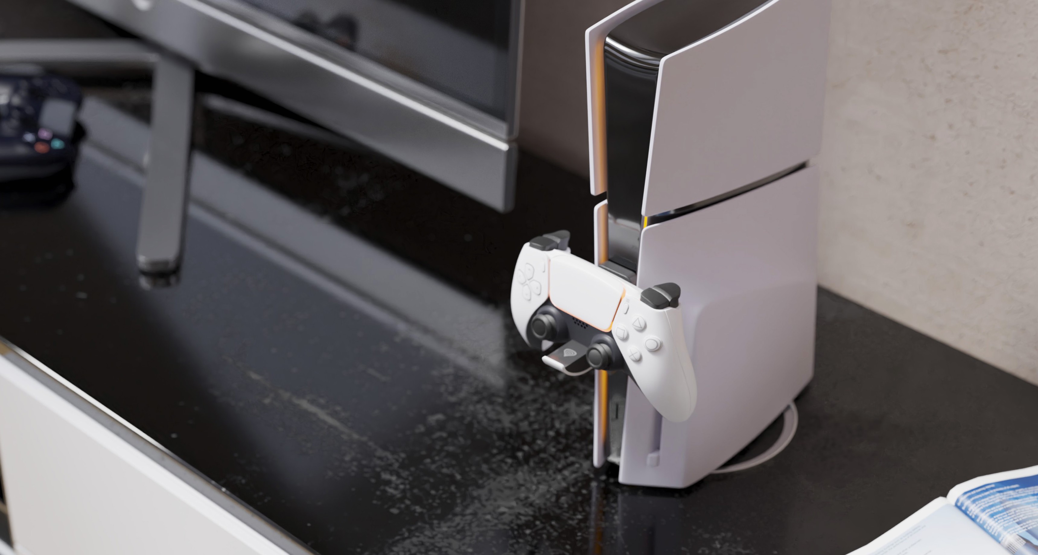 Cargador para mandos Genesis TIN 305, diseñado para PS5 Slim, colocado junto a un televisor en una superficie oscura