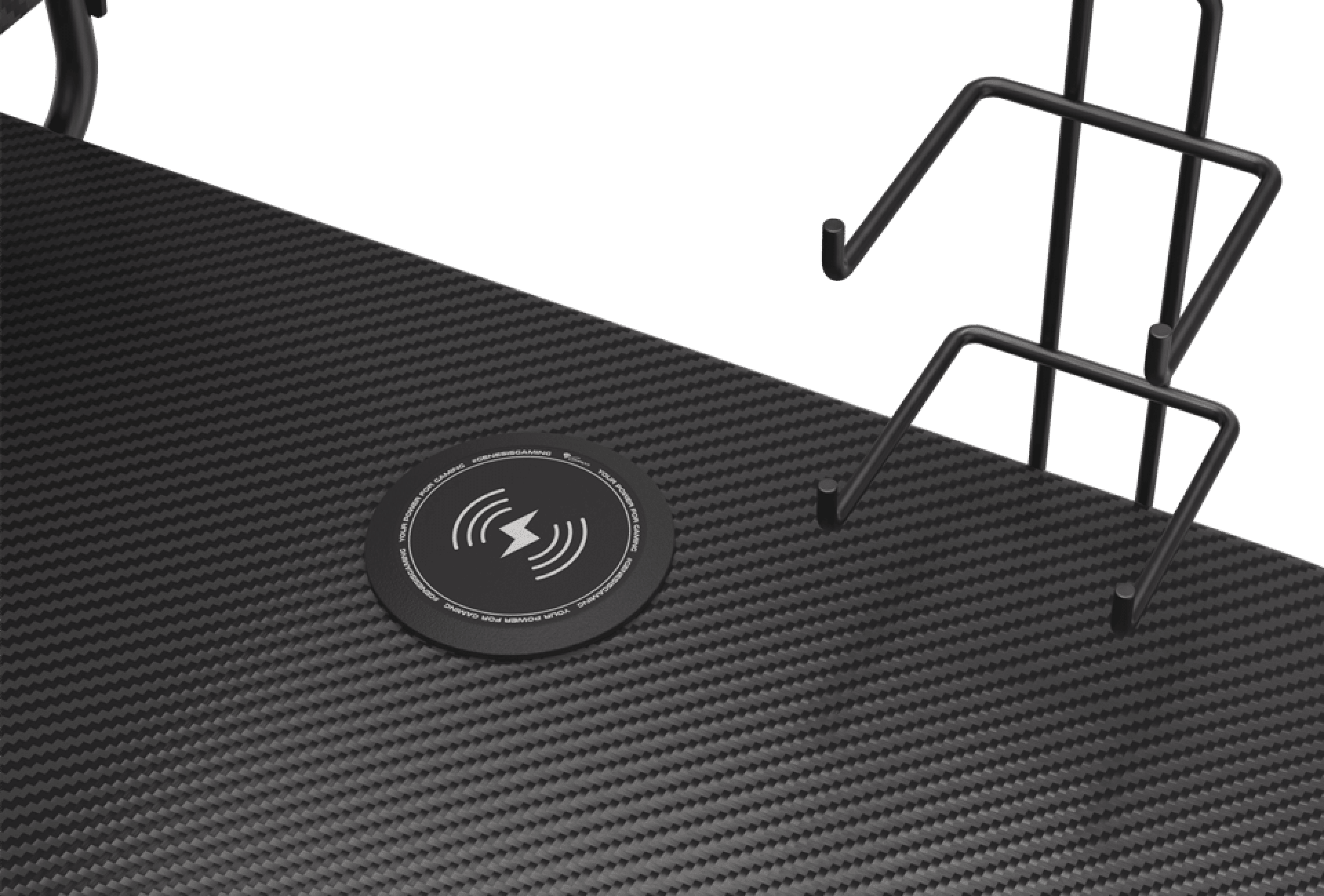 Primer plano de la mesa de juego Genesis Holm 300 RGB, que incluye una almohadilla de carga inalámbrica sobre una superficie negra texturizada