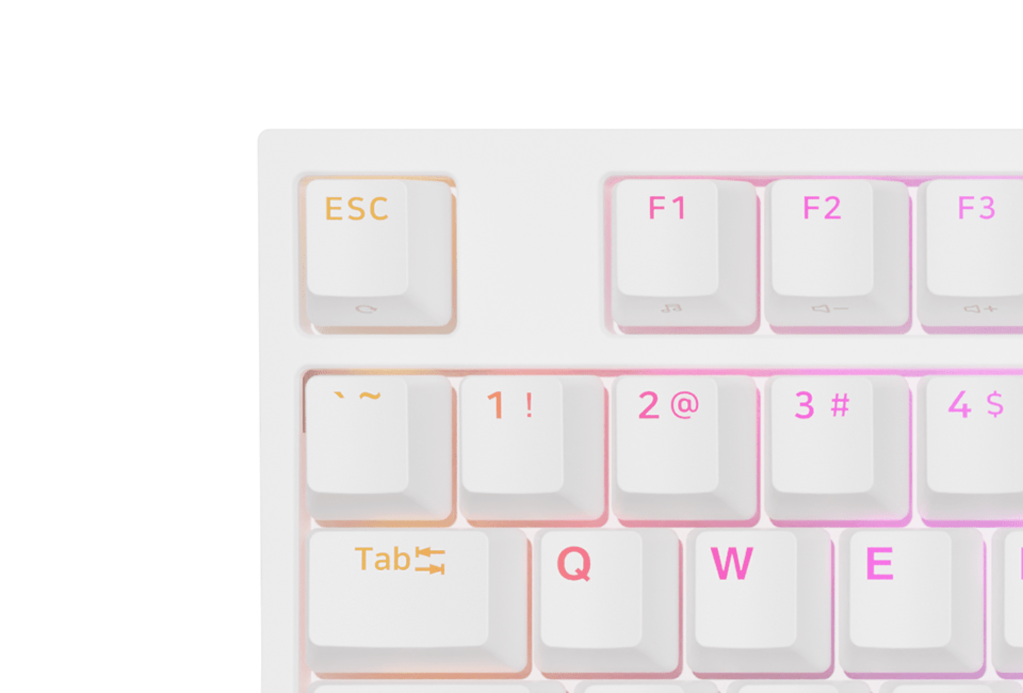 Detalle de un teclado blanco para juegos con retroiluminación RGB y teclas mecánicas, con las teclas ESC y Tab resaltadas