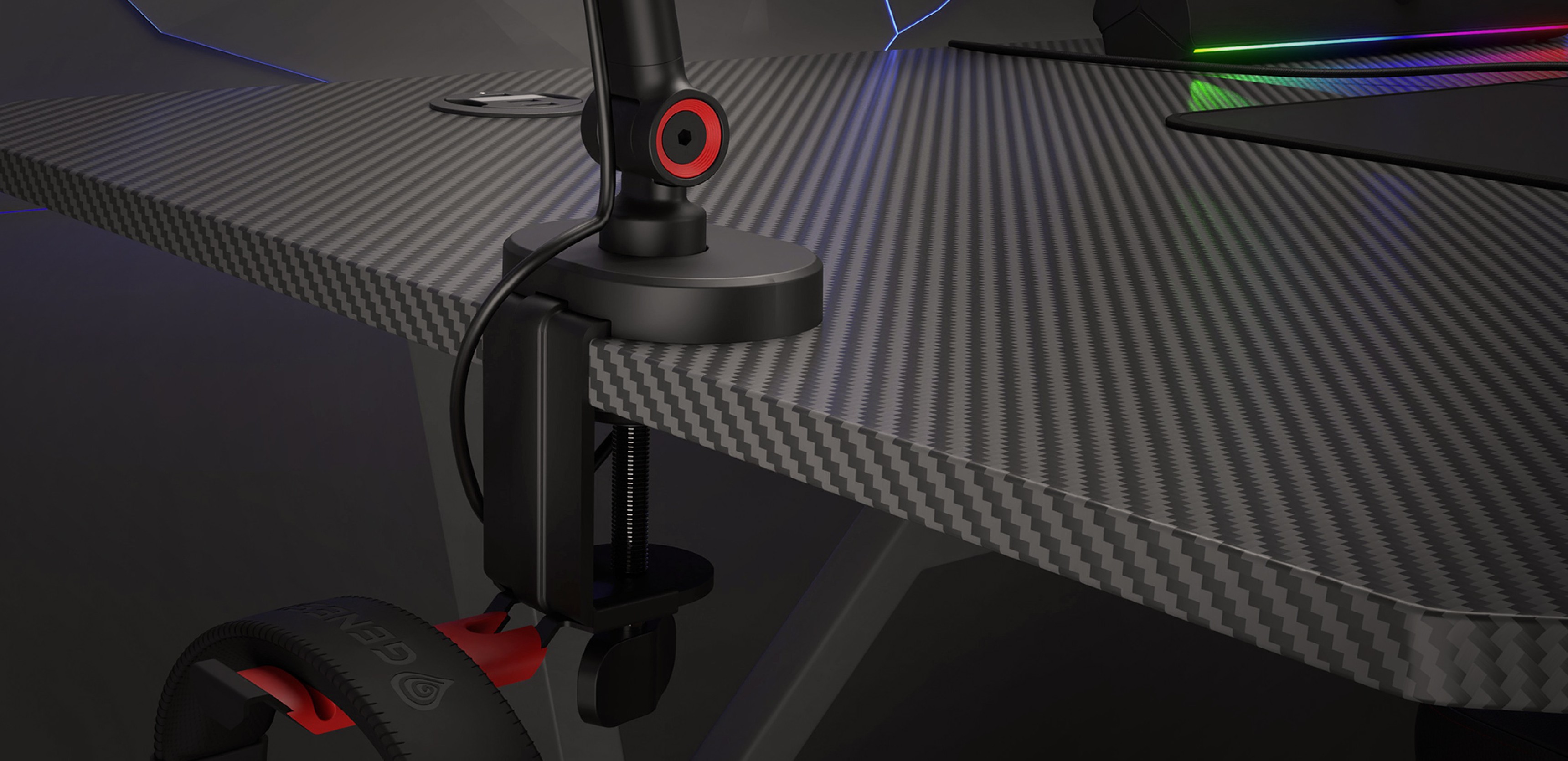 Brazo de micrófono unido a una mesa de juego con soporte para auriculares, con un elegante diseño negro y detalles en rojo