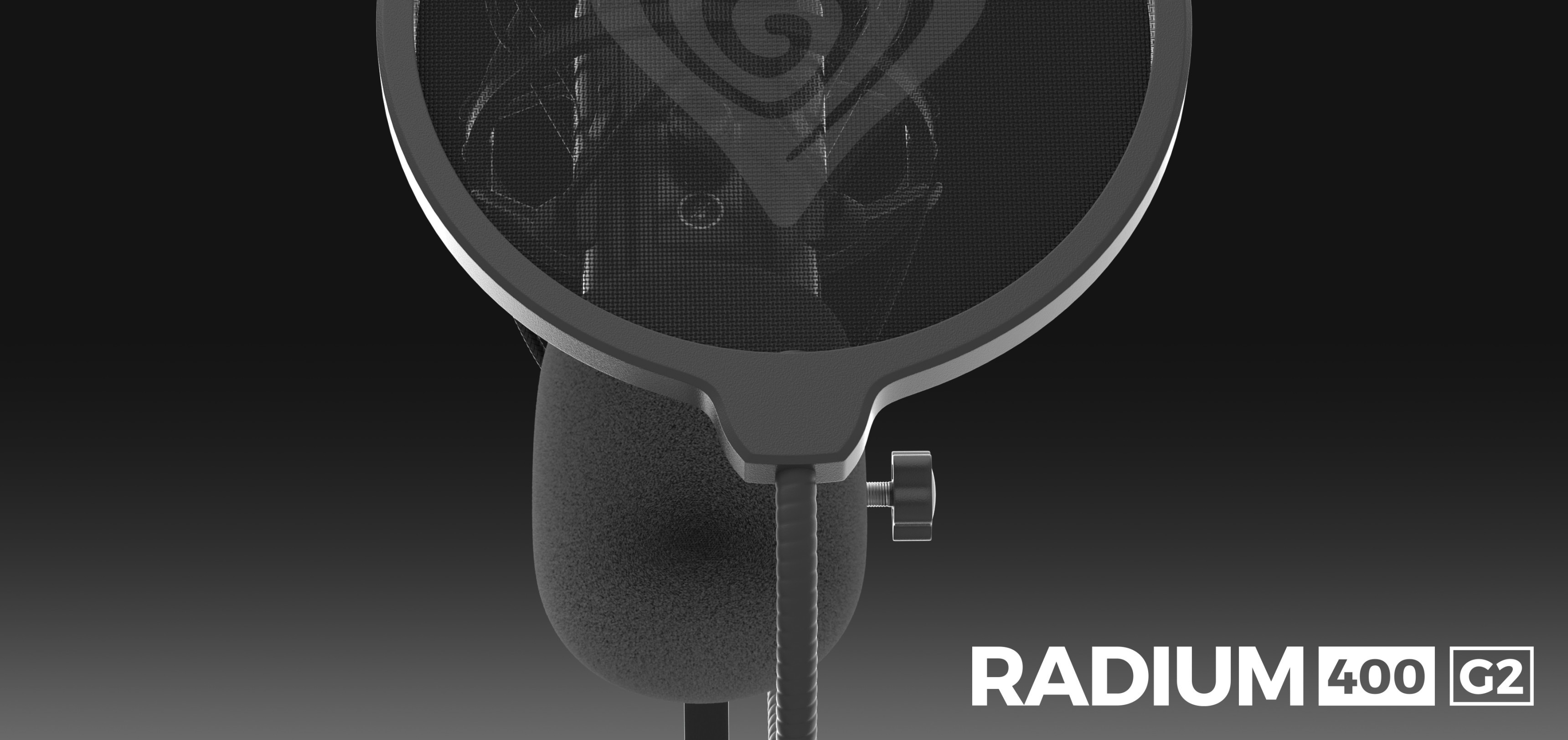 Primer plano del micrófono USB de estudio Genesis Radium 400 G2 con un filtro antipop colocado. Fondo negro y gris degradado