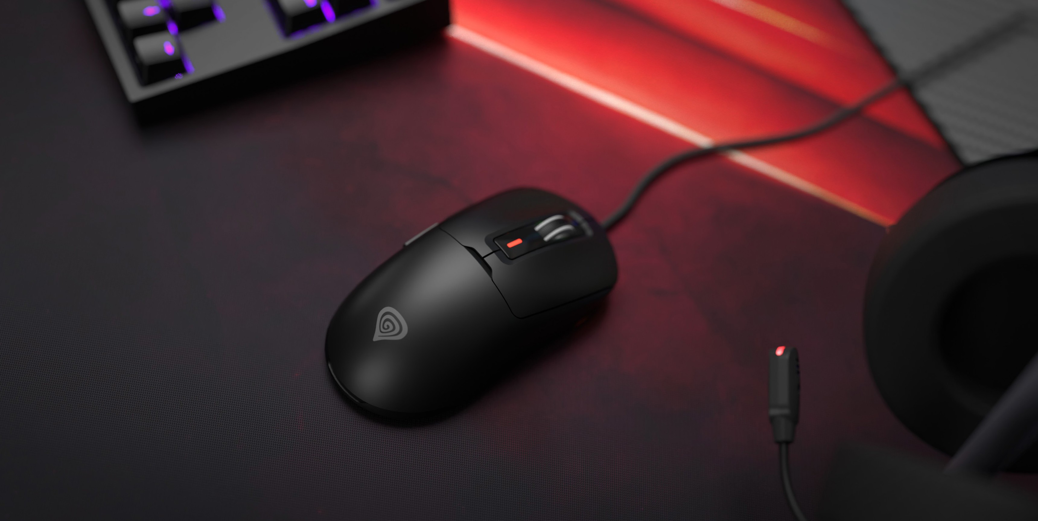 Ratón para juegos Genesis Krypton 660 negro con luces RGB, 12000 PPP y diseño programable, sobre una superficie oscura para juegos
