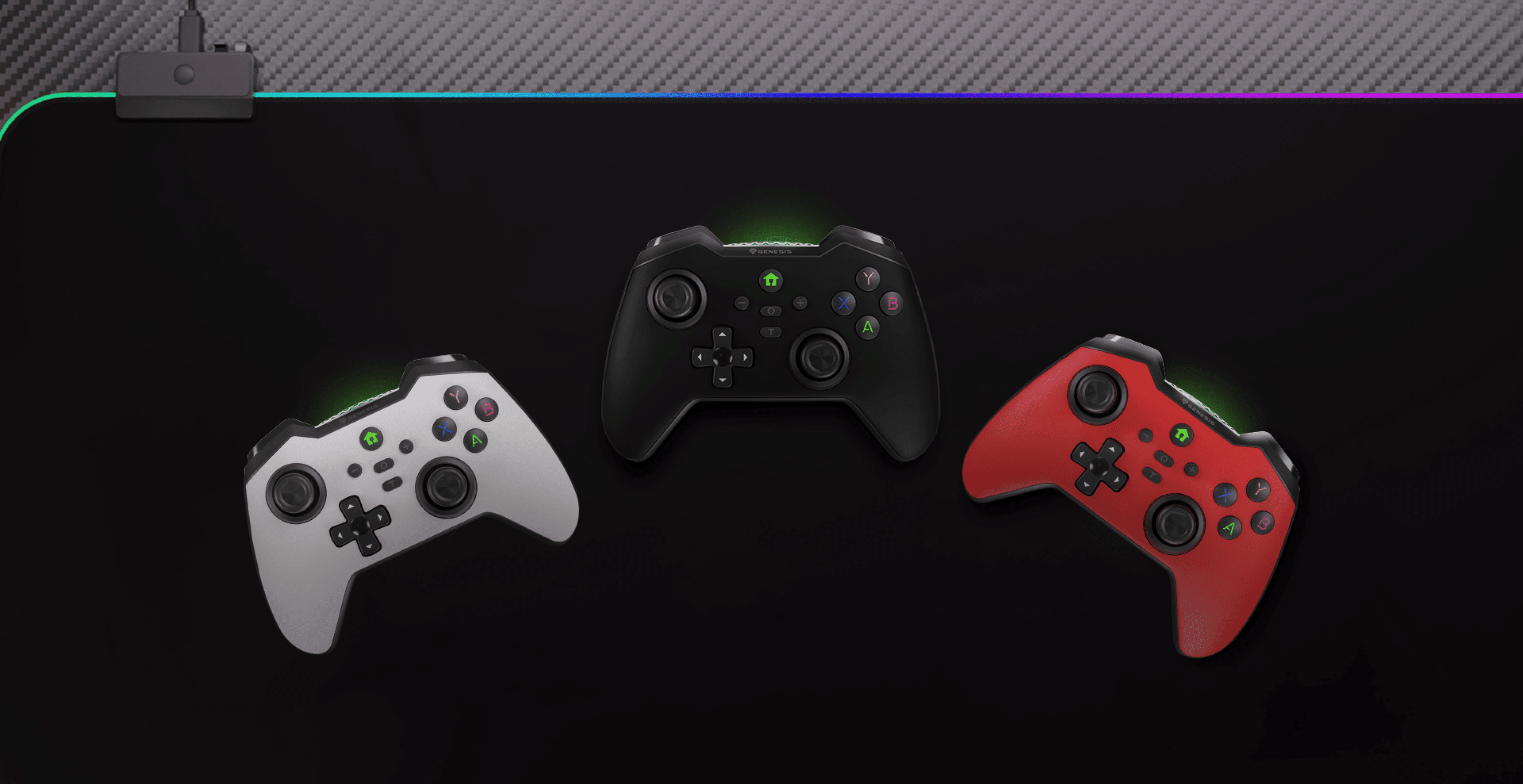 Tres gamepads inalámbricos mostrados en una superficie oscura: uno negro, uno blanco y uno rojo, cada uno con indicadores LED de colores