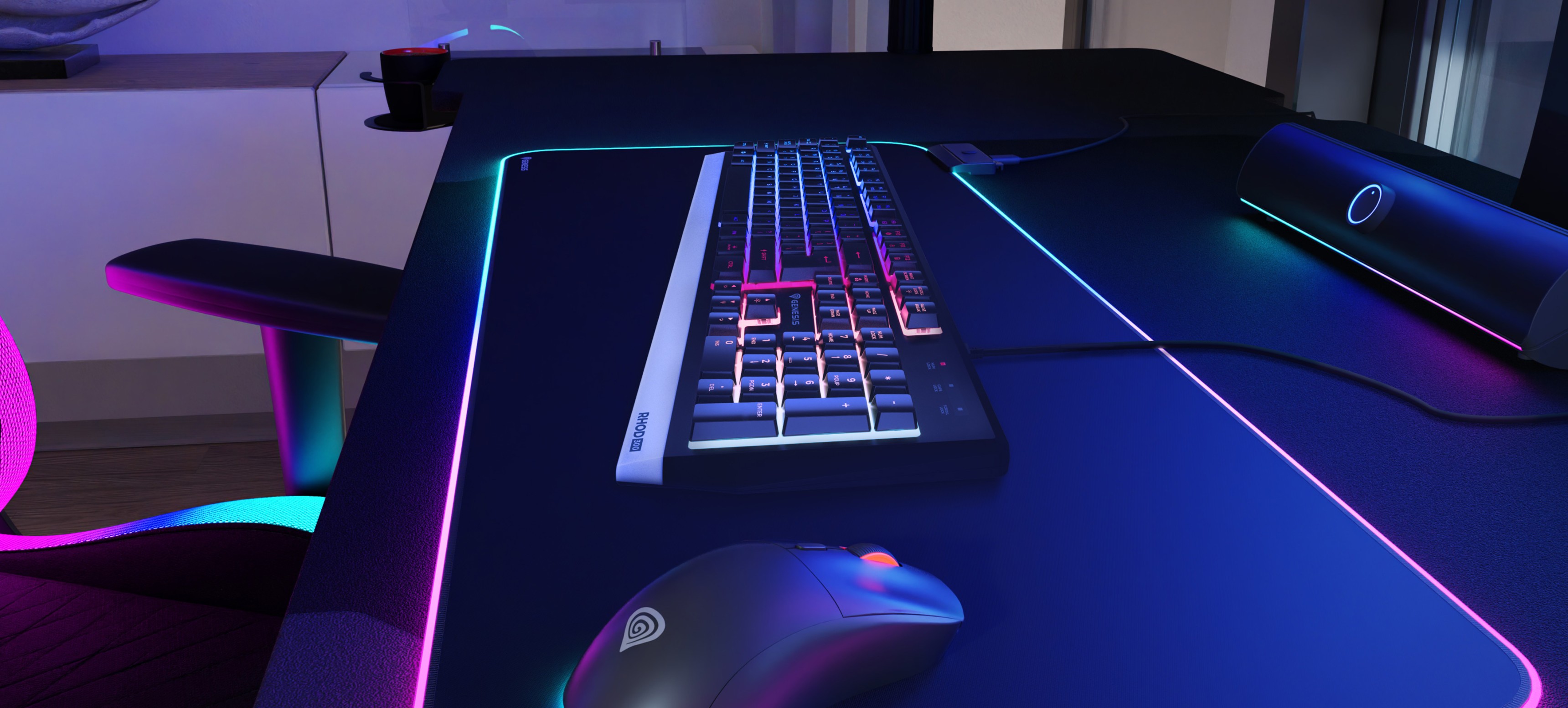 Teclado para juegos RGB colocado sobre un escritorio con un ratón para juegos, con bordes iluminados y efectos de iluminación de colores
