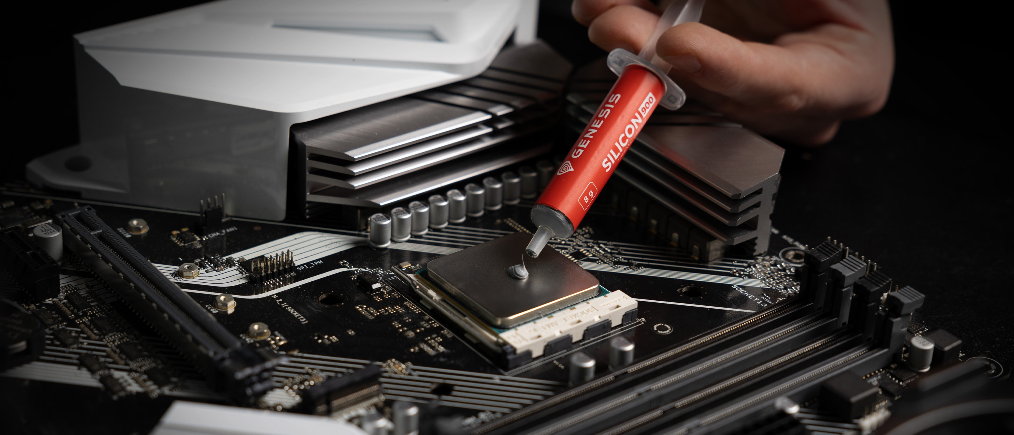 Jeringa de pasta térmica Genesis Silicon aplicada a una CPU en una placa base