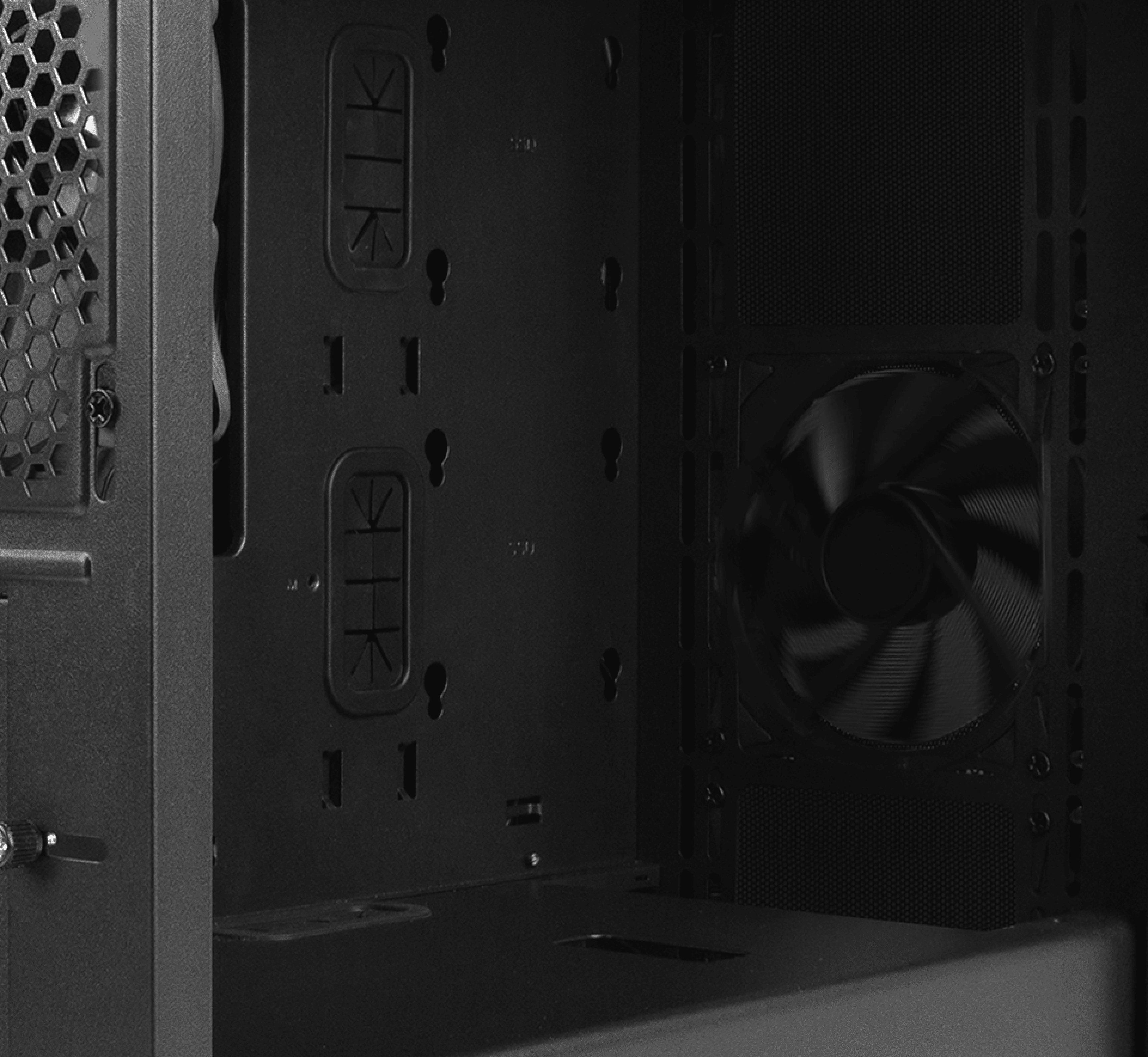 Vista interior de la minitorre Genesis Irid 503 V2 MATX, con espacios para la gestión de cables y un ventilador negro