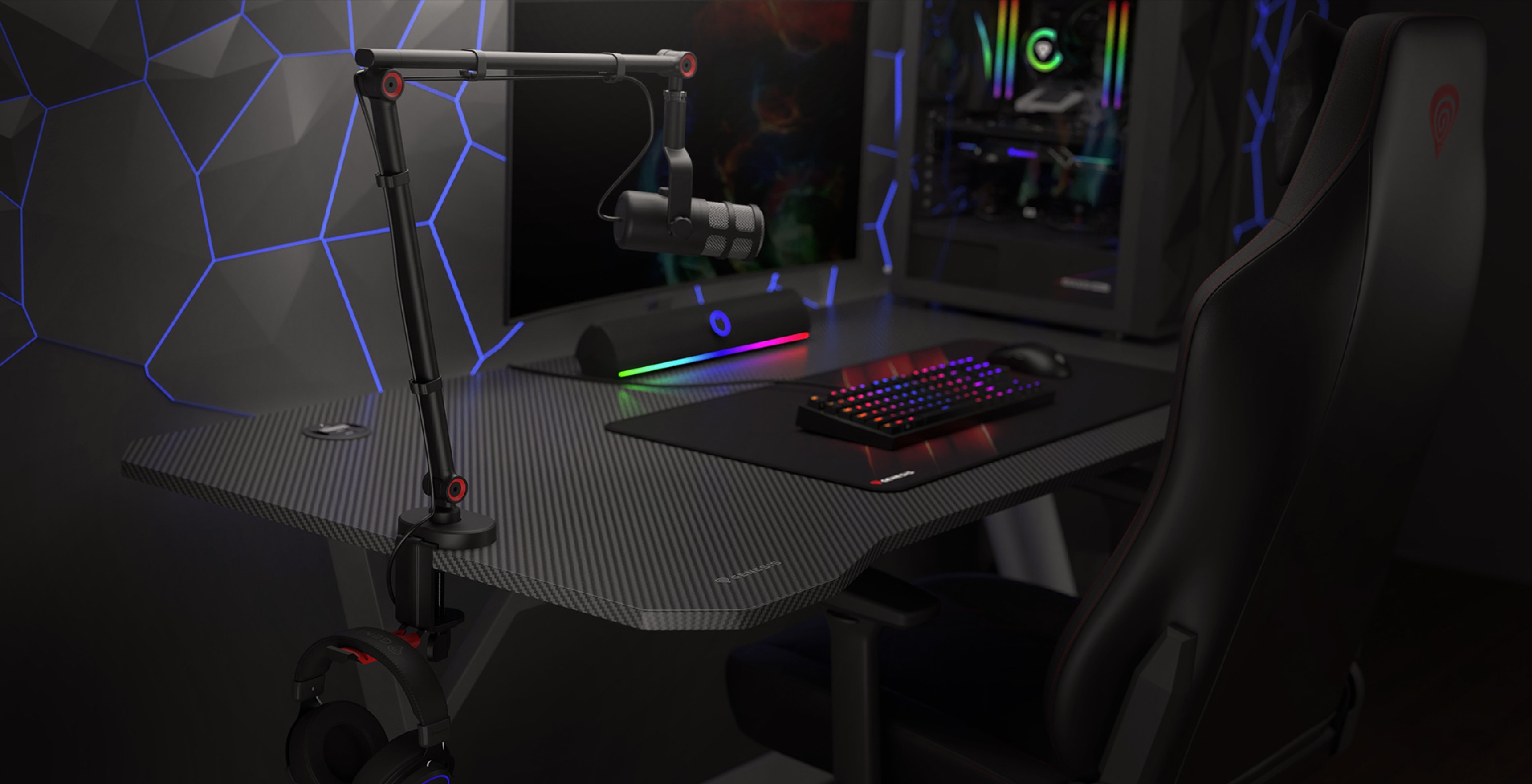 Brazo de micrófono con soporte para auriculares, colocado sobre una elegante mesa de juego con teclado e iluminación de colores
