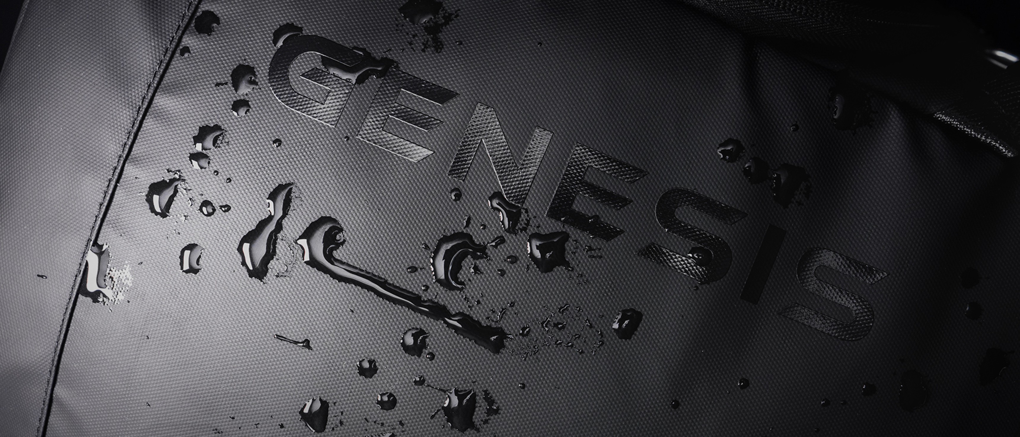 Detalle de la mochila para portátil Genesis Pallad 420, con una superficie negra con gotas de agua y el logotipo de la marca