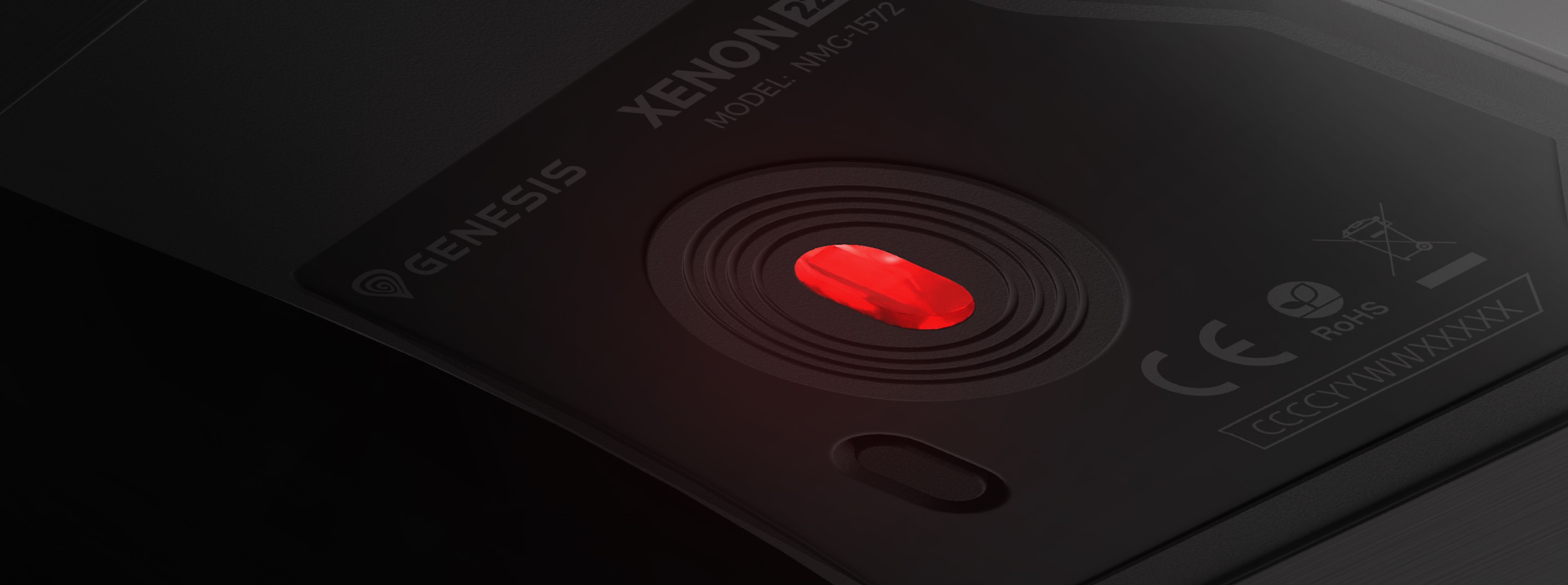 Primer plano del ratón para juegos Genesis Xenon 220 G2 con luz roja en el sensor y superficie lisa para mejorar el rendimiento